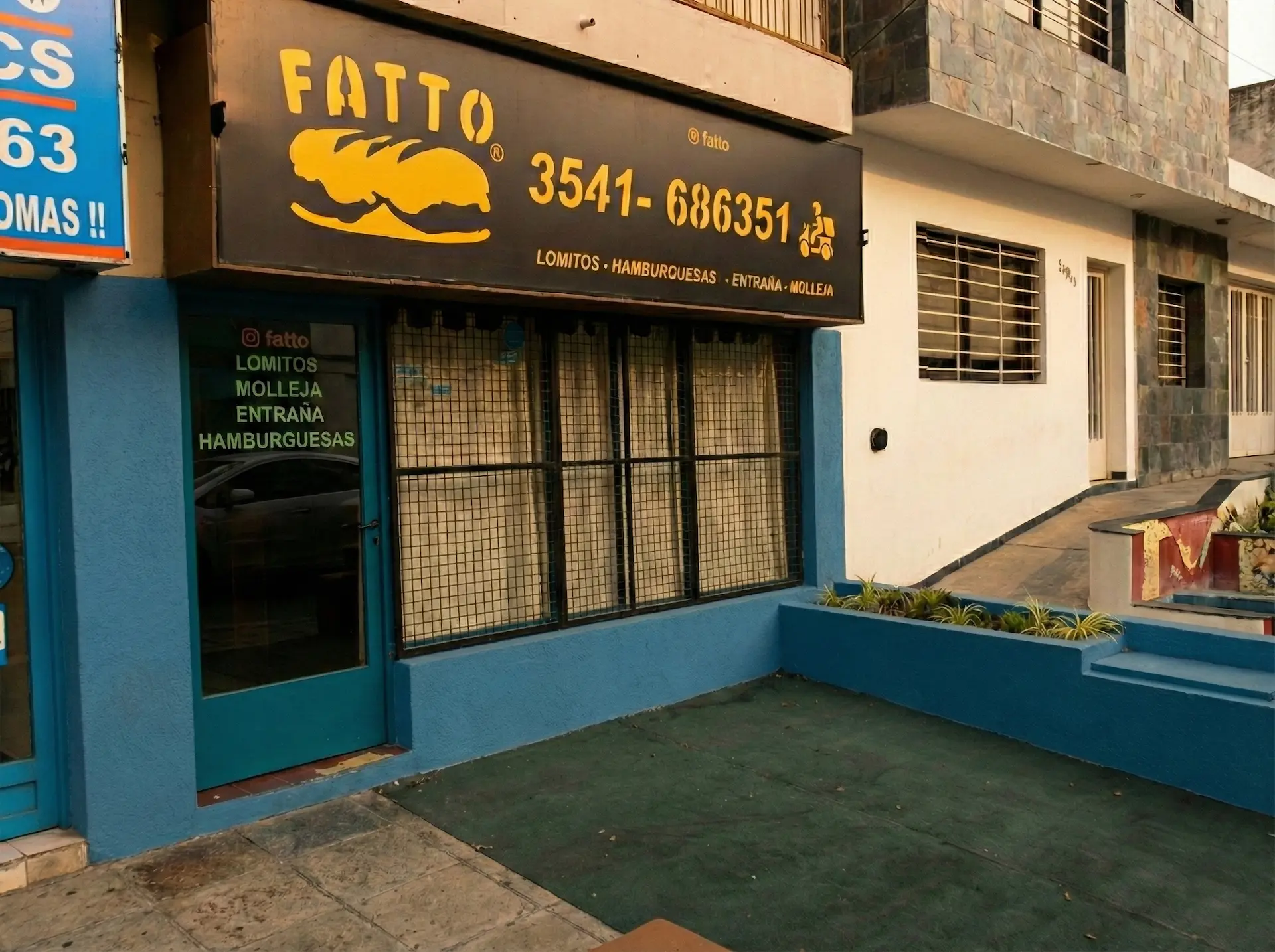 Local FATTO lleno de clientes